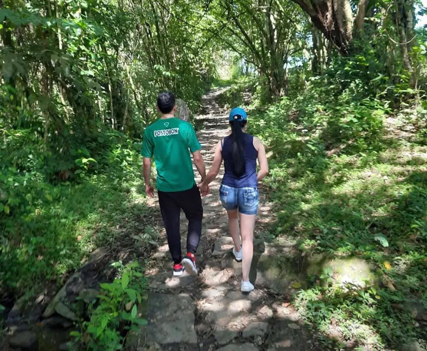 Pareja caminando por un sendero ecológico